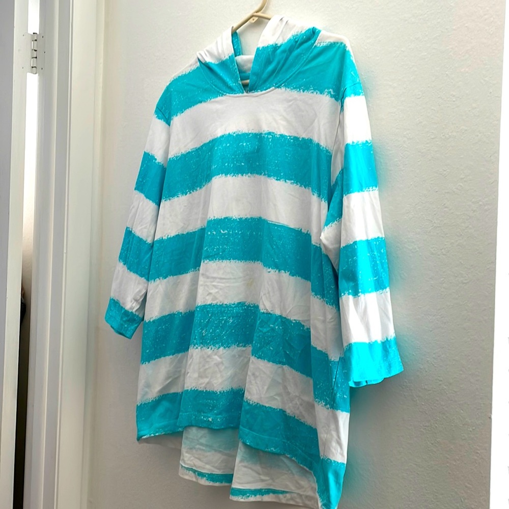 D & CO hoodie pull over shirt with 3/4 sleeves. Brand new
